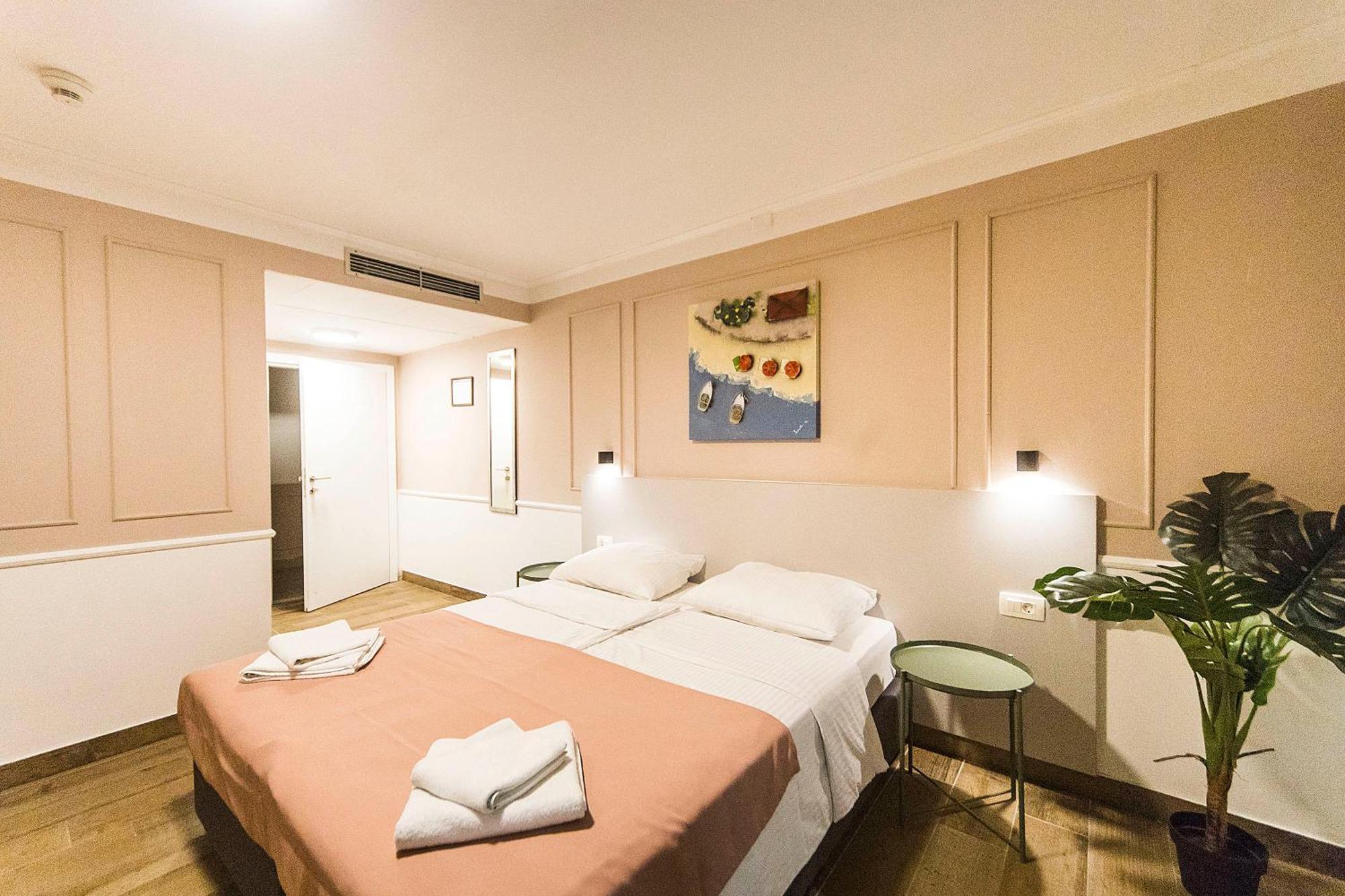Hotel Plaza Pag Town Bagian luar foto
