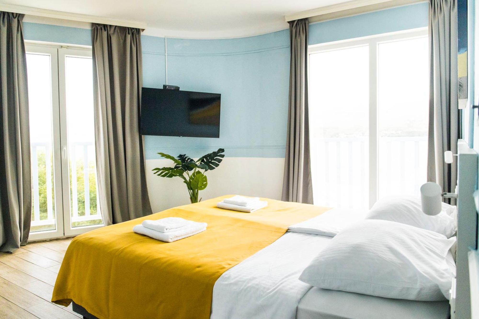 Hotel Plaza Pag Town Bagian luar foto